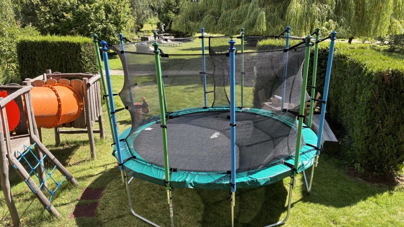 Gartentrampolin Hotel Bemelmans Post 