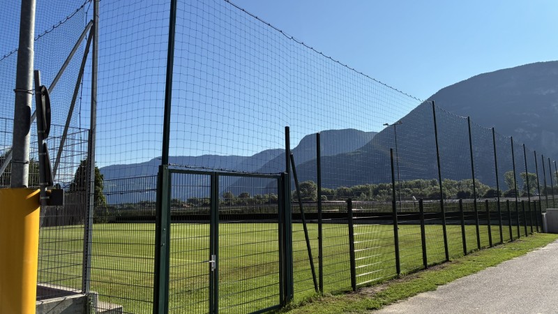 Recinzione al campo da calcio della scuola Laimburg