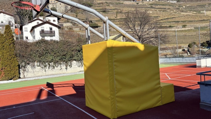 Prallschutz für die Basketballanlage Mittelschule Naturns