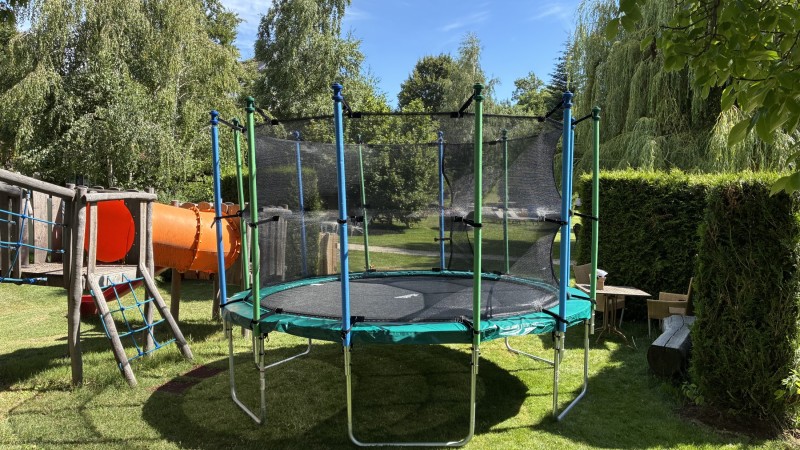 Gartentrampolin Hotel Bemelmans Post 