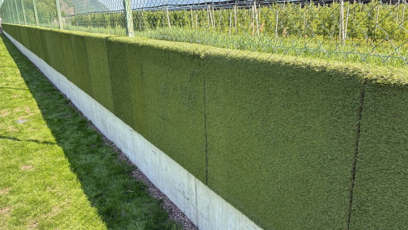 Prallschutz mit Kunstrasen Fachschule Laimburg