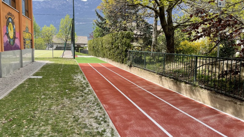 Pista d'atletica in erba sintetica + nuova buca per il salto in lungo alla scuola media di Egna.