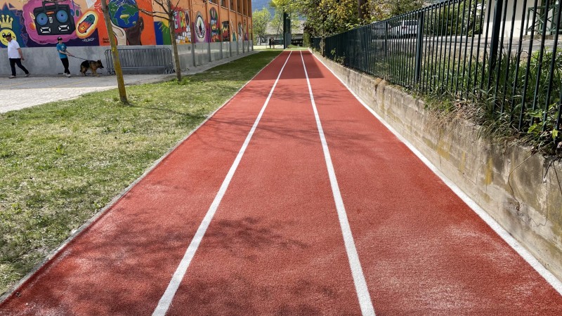 Artificial grass running track + long jump crate at the middle school of Neumarkt