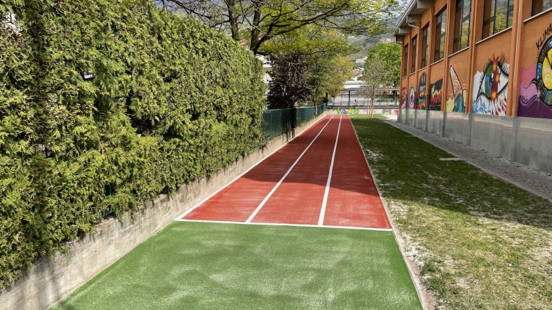 Pista d'atletica in erba sintetica + nuova buca per il salto in lungo alla scuola media di Egna.
