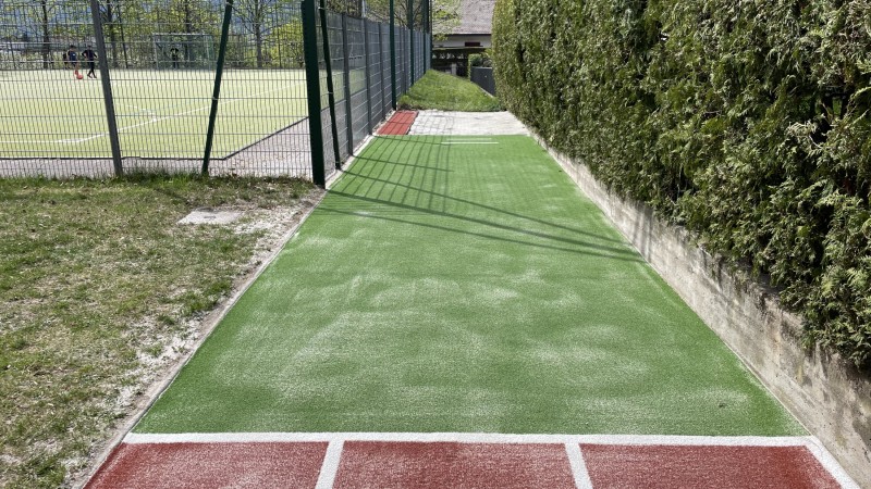 Pista d'atletica in erba sintetica + nuova buca per il salto in lungo alla scuola media di Egna.