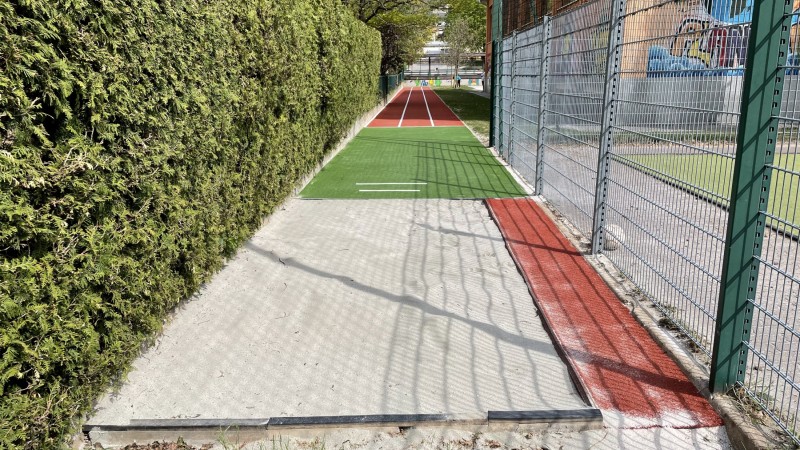 Pista d'atletica in erba sintetica + nuova buca per il salto in lungo alla scuola media di Egna.