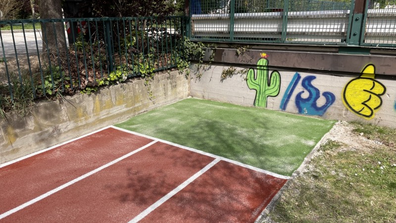 Kunstrasen Laufbahn + Weitsprung Kasten Mittelschule Neumarkt
