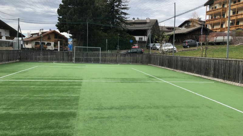 Campo da calcetto e recinzione con parapalloni a Siusi allo Sciliar (BZ)