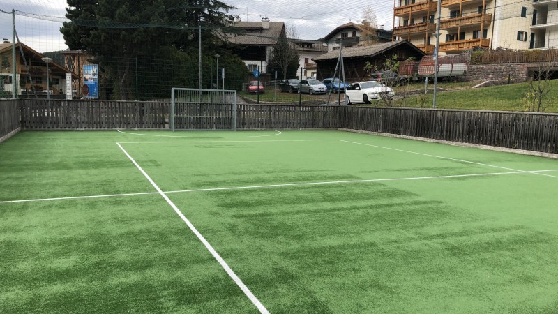Campo da calcetto e recinzione con parapalloni a Siusi allo Sciliar (BZ)
