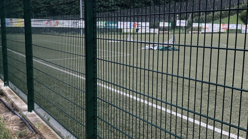 Recinzione a panelli elettrosaldati e rete parapalloni campo da calcio San Paolo (BZ)