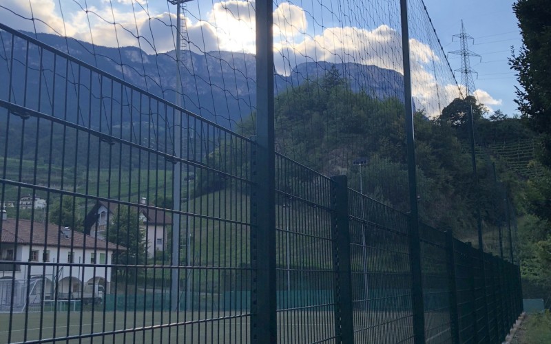 Recinzione a panelli elettrosaldati e rete parapalloni campo da calcio San Paolo (BZ)