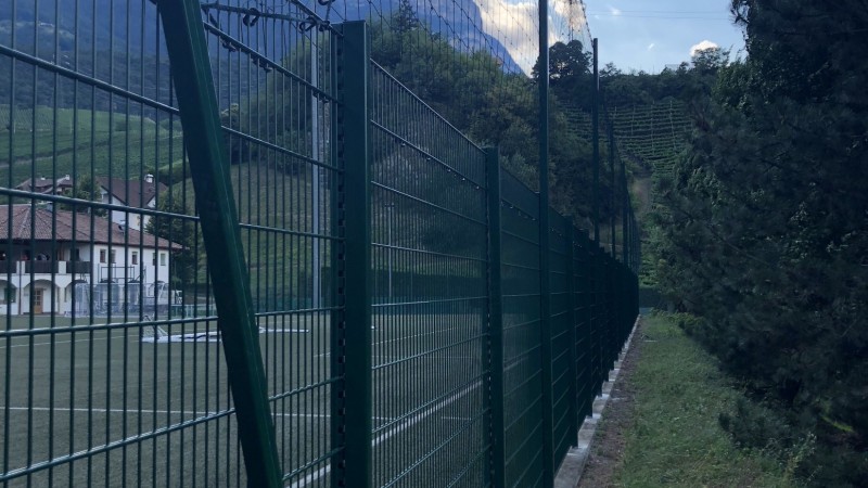 Recinzione a panelli elettrosaldati e rete parapalloni campo da calcio San Paolo (BZ)