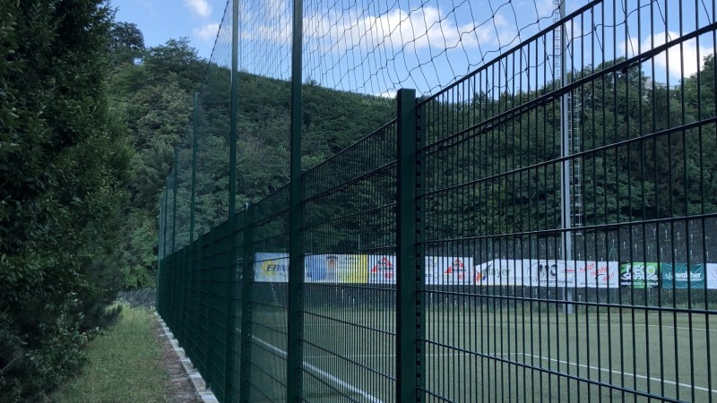 Recinzione a panelli elettrosaldati e rete parapalloni campo da calcio San Paolo (BZ)