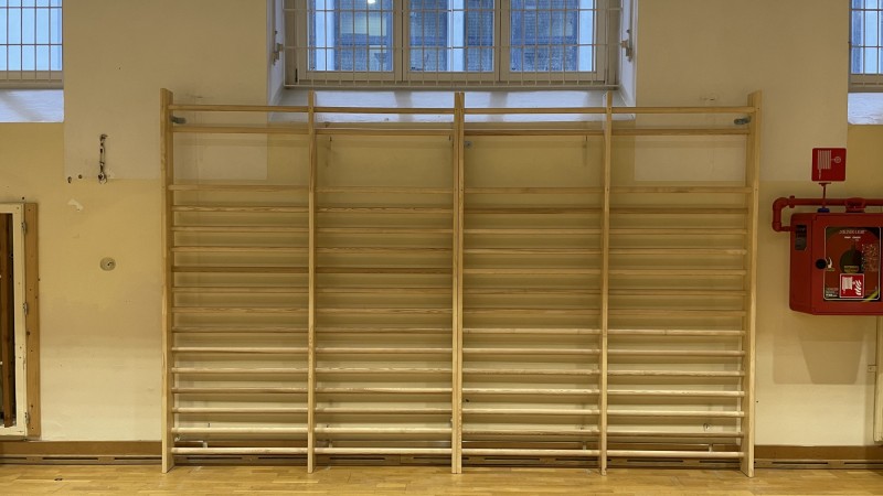 Lieferung + Montage von Sprossenwände u. Turnbänke in verschiedenen Turnhallen in Meran.