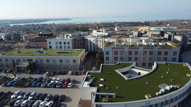Erba decorativa per i terrazzi della Clinica Pederzoli a Peschiera del Garda