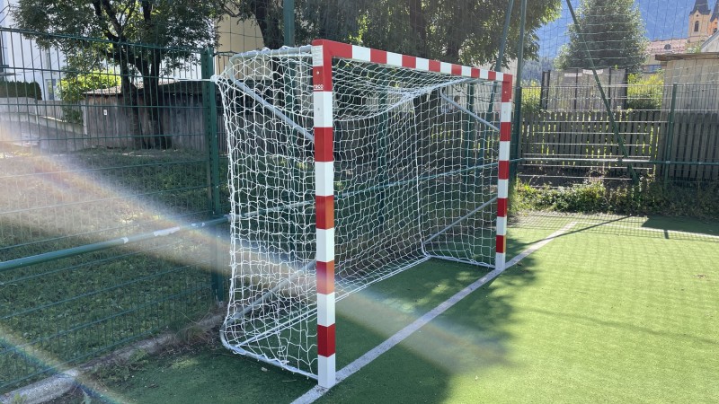 Porta da calcio 3x2 presso la scuola elementare di Brunico