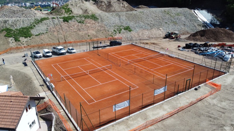 Tennisplätze mit Umzäunung in Sigmundskron