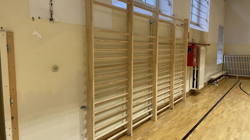 Lieferung + Montage von Sprossenwände u. Turnbänke in verschiedenen Turnhallen in Meran.