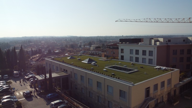 Begrünung Dachterrassen Klinik Pederzoli Peschiera am Gardasee