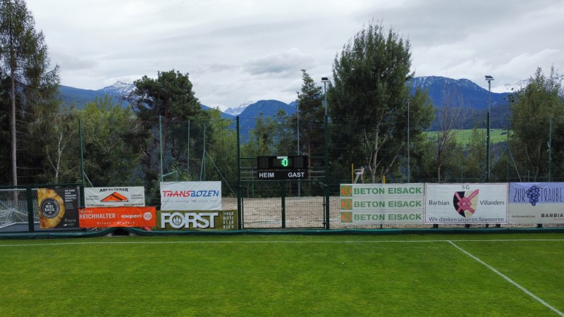 Tabellone a LED sul campo da calcio a Barbiano