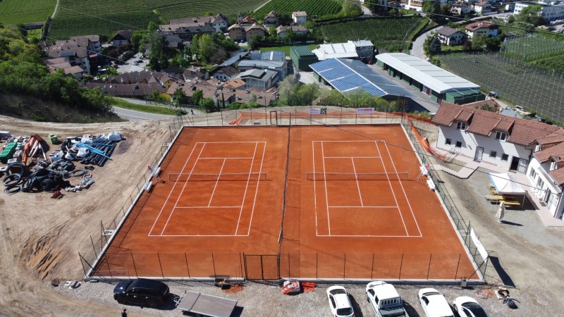 Tennisplätze mit Umzäunung in Sigmundskron