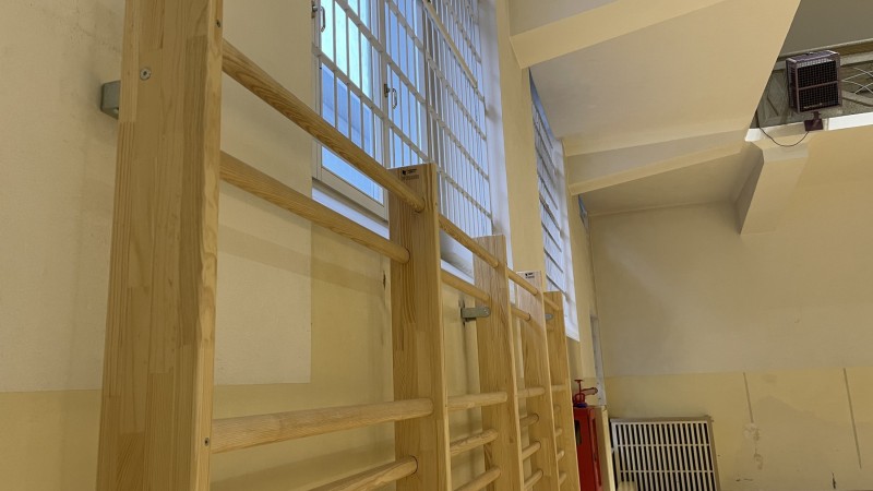 Lieferung + Montage von Sprossenwände u. Turnbänke in verschiedenen Turnhallen in Meran.