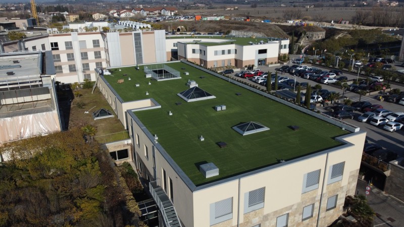 Begrünung Dachterrassen Klinik Pederzoli Peschiera am Gardasee
