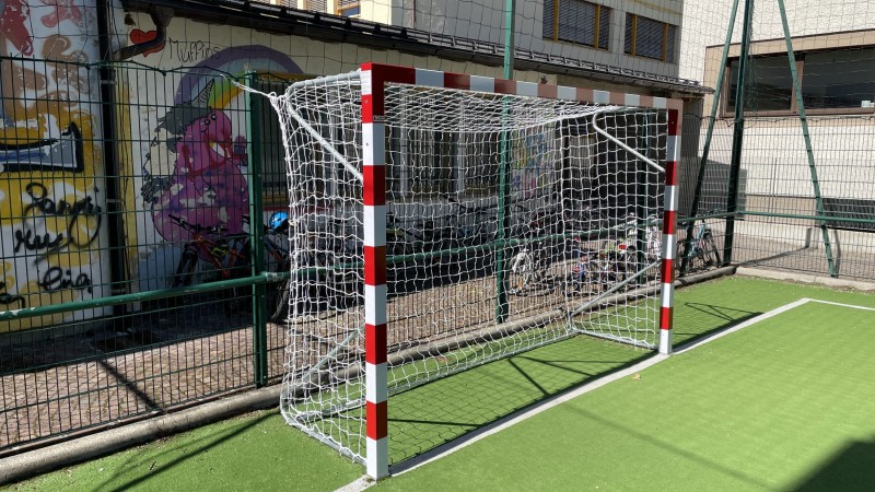 Porta da calcio 3x2 presso la scuola elementare di Brunico