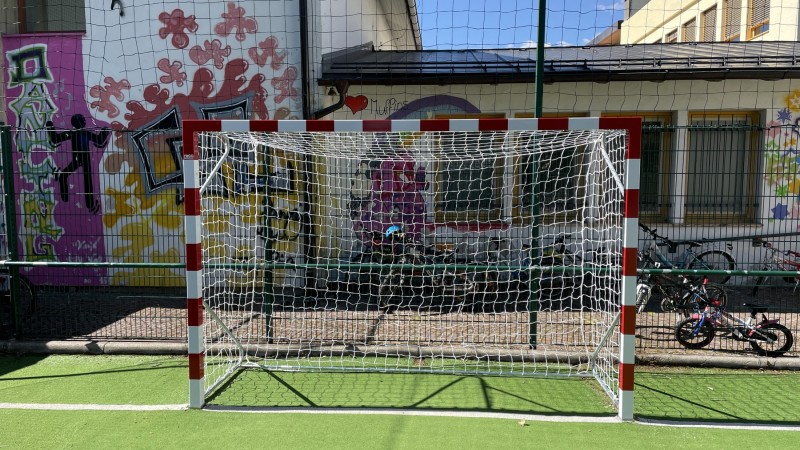 Porta da calcio 3x2 presso la scuola elementare di Brunico