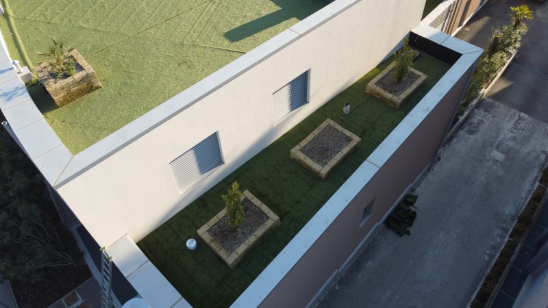 Erba decorativa per i terrazzi della Clinica Pederzoli a Peschiera del Garda