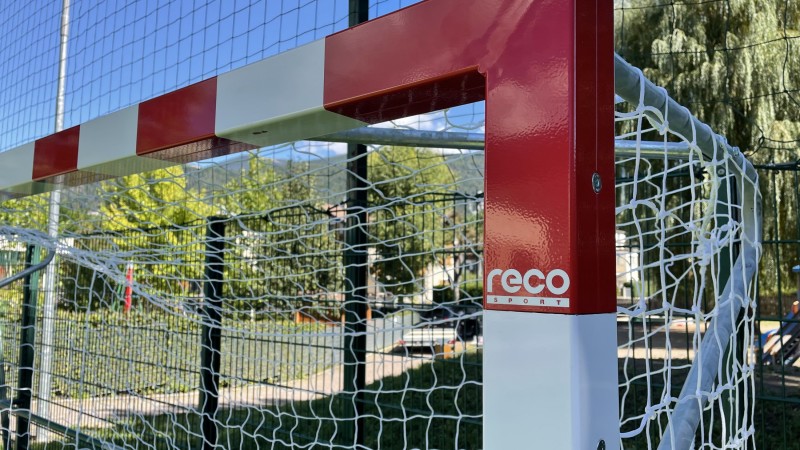 Porta da calcio 3x2 presso la scuola elementare di Brunico
