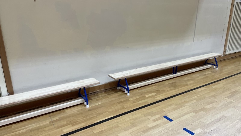 Lieferung + Montage von Sprossenwände u. Turnbänke in verschiedenen Turnhallen in Meran.