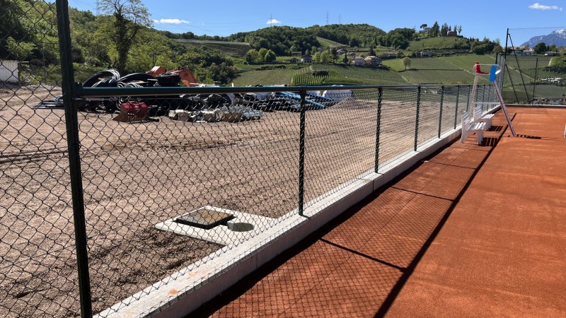 Tennisplätze mit Umzäunung in Sigmundskron