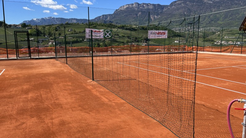 Tennisplätze mit Umzäunung in Sigmundskron