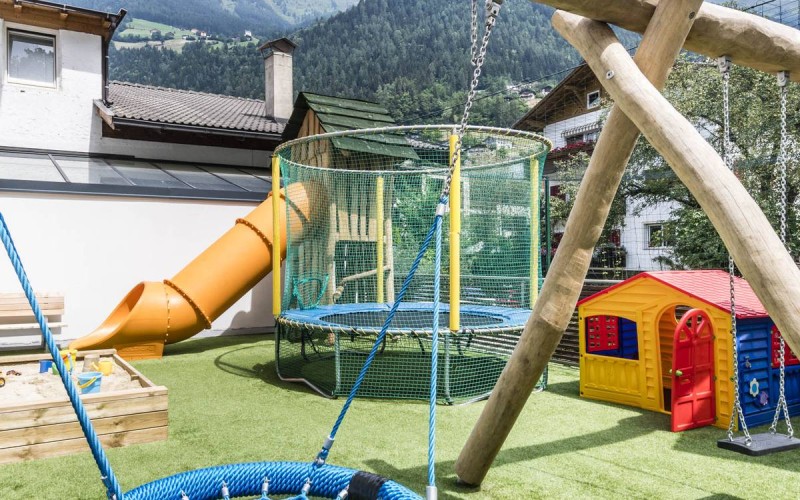 Begrünung vom Spielplatz im Hotel Stroblhof St. Leonhard in Passeier 