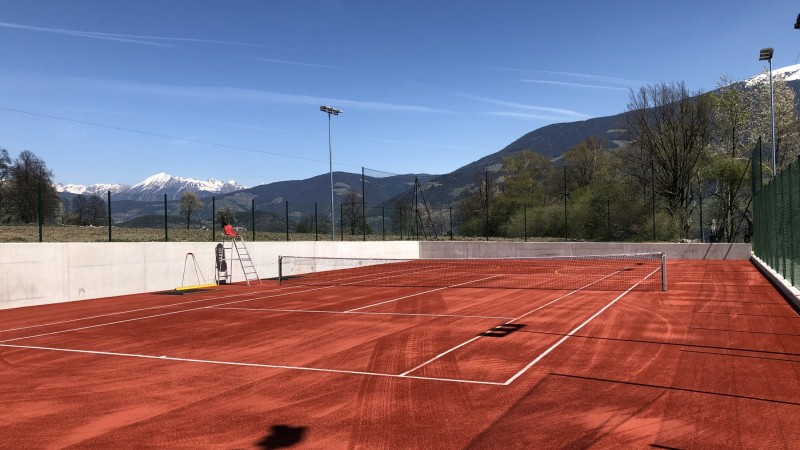Tennisplatz mit Umzäunung in Pfeffersberg.
