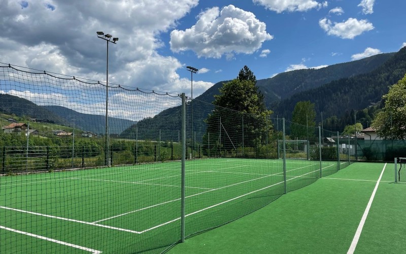 Spielfelder Abtrennung mit einem Ballfangnetz Sarnthein.