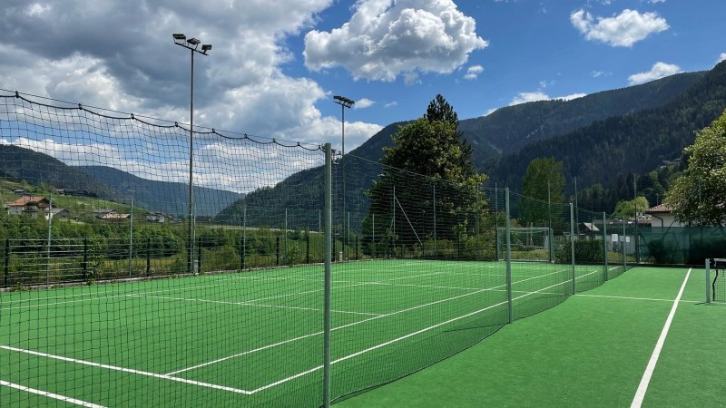 Rete divisoria tra due campi sportivi a Sarentino