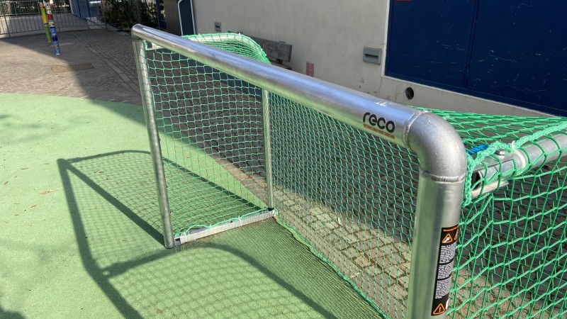 Kleines Fußballtor in der Grundschule Oberplanitzing