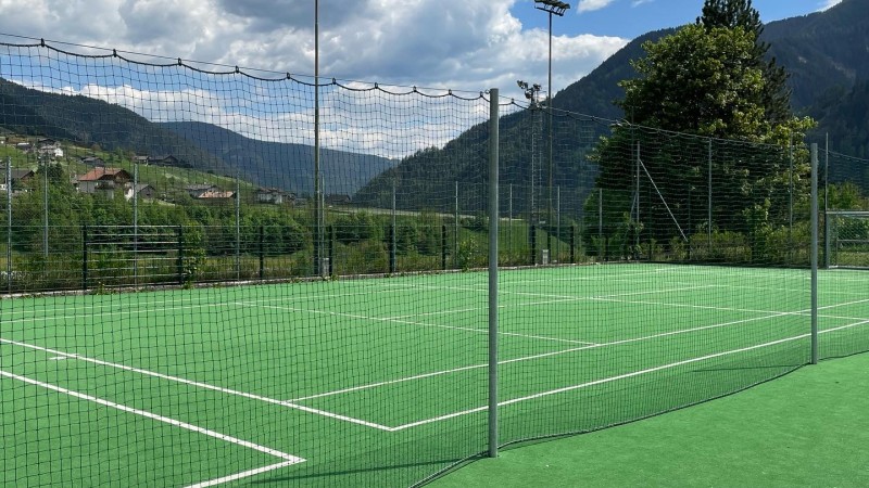 Spielfelder Abtrennung mit einem Ballfangnetz Sarnthein.