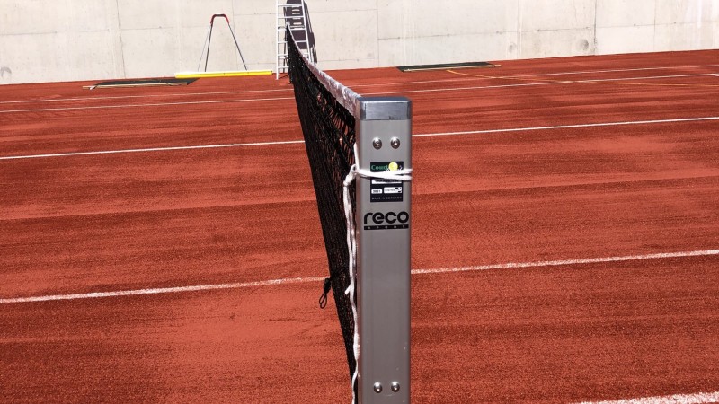 Tennisplatz mit Umzäunung in Pfeffersberg.