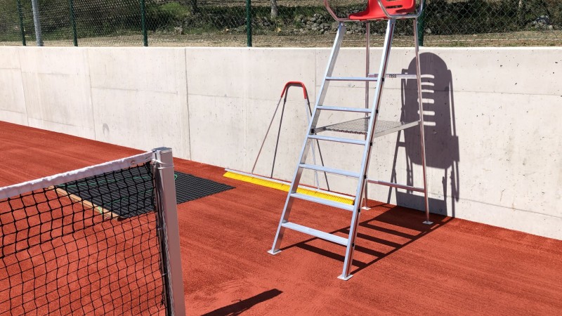 Tennisplatz mit Umzäunung in Pfeffersberg.