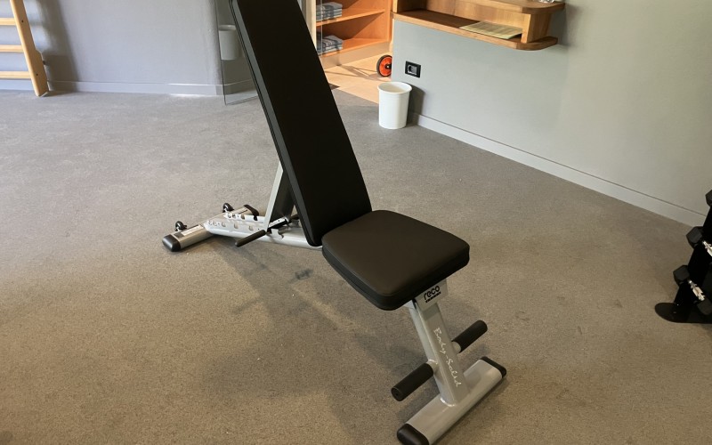 Schrägbank + Hantelsatz mit Ablageständer Hotel Marinis Dorf Tirol