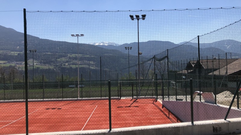 Tennisplatz mit Umzäunung in Pfeffersberg.