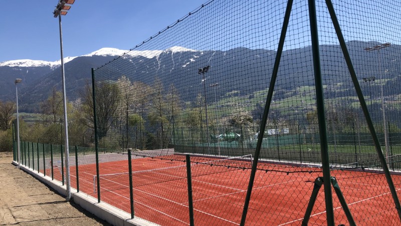 Tennisplatz mit Umzäunung in Pfeffersberg.
