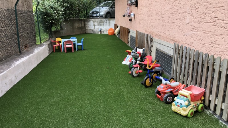 Fornitura e posa di erba decorativa a Bolzano.