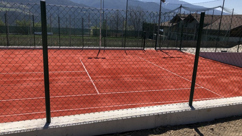 Tennisplatz mit Umzäunung in Pfeffersberg.