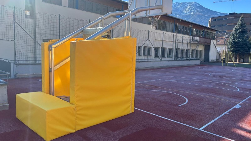 Prallschutz für die Basketballanlage Mittelschule Naturns