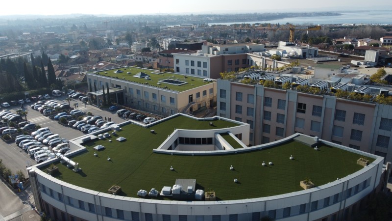 Begrünung Dachterrassen Klinik Pederzoli Peschiera am Gardasee