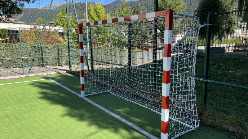 Porta da calcio 3x2 presso la scuola elementare di Brunico